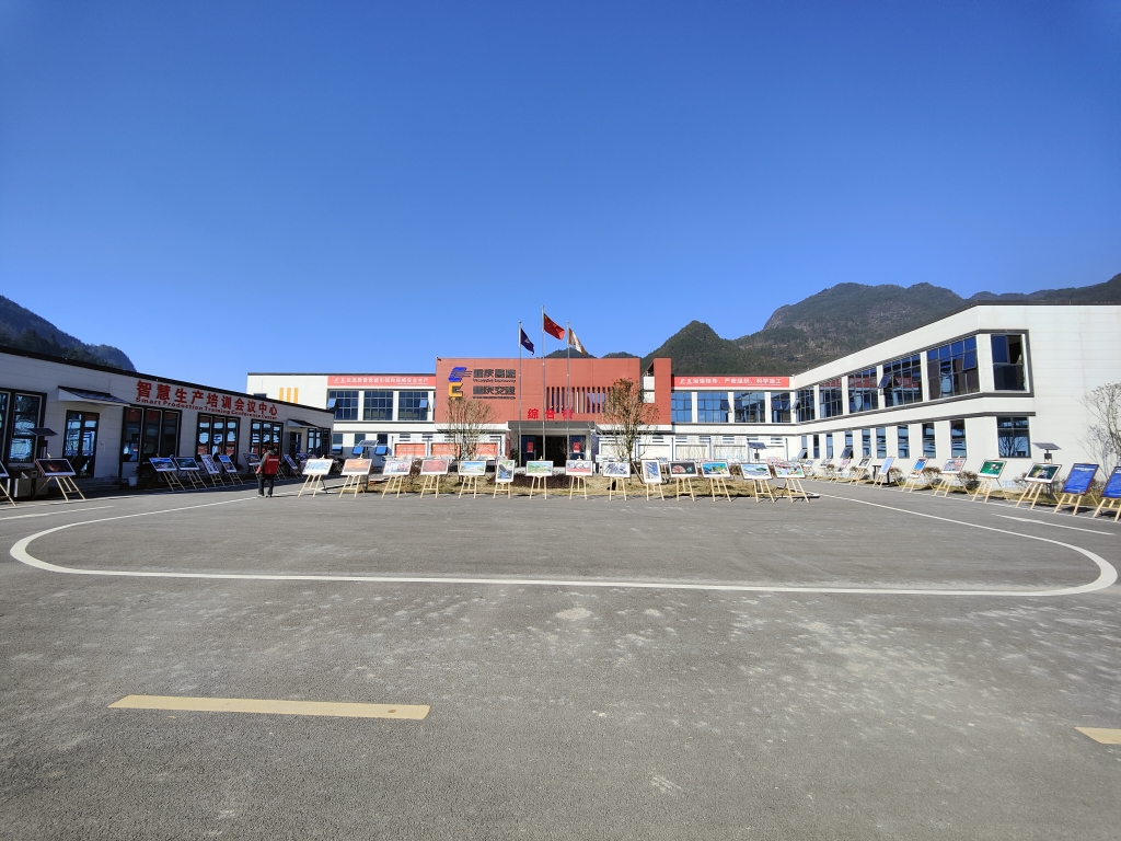2022年11月14日，，，，，，，重庆必赢626net公路建设史上摄影展首次走进建设工地——巫云开公司组织“贯彻落实党的二十大精神 努力开创巫云开建设新局面——巫云开必赢626net摄影巡展”。。。。。 (1)